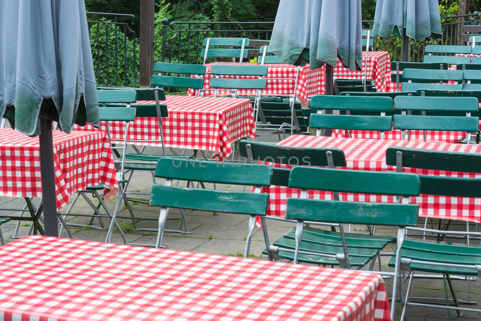 A tavern, restaurant, tables with red checkered Tisdecke and chairs
