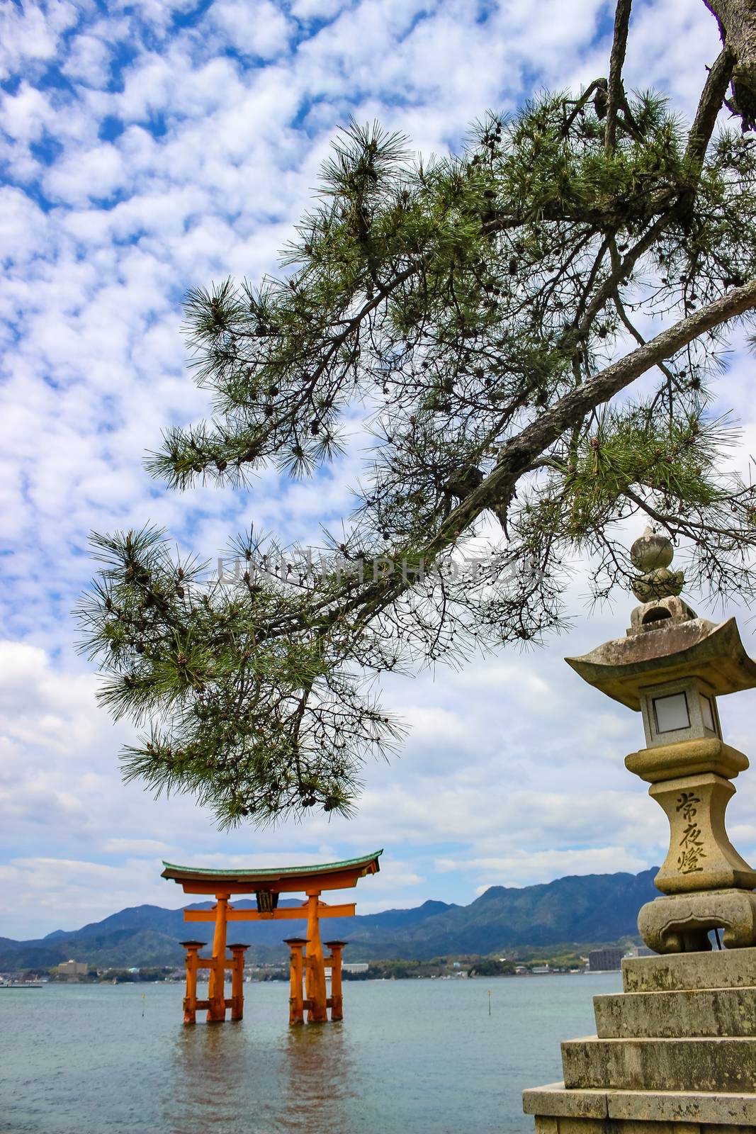 The Floating Torii gate of Itsukushima Shrine by simpleBE
