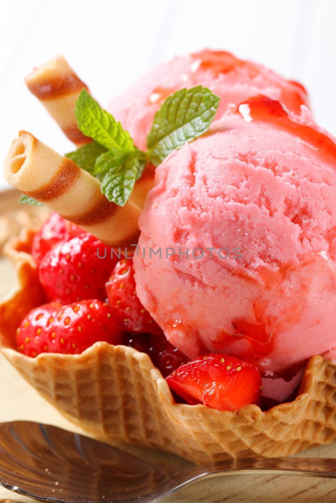 Strawberry ice cream sundae by Digifoodstock