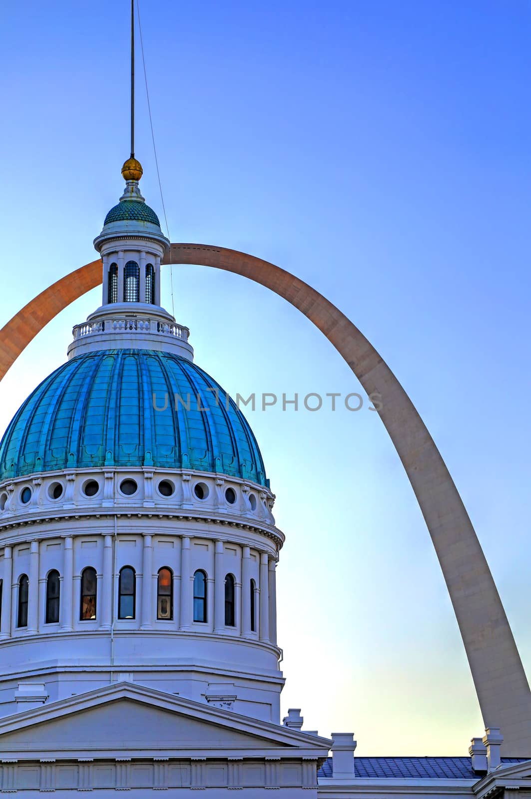 Old Courthouse and the Gateway Arch in St. Louis, Missouri.