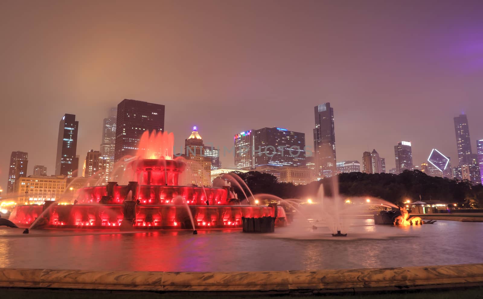 Buckingham Fountain and the Chicago, Illinois skyline at night.