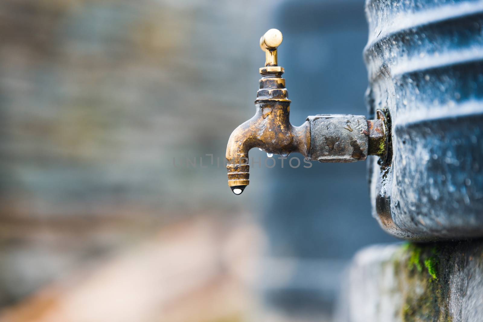 Dripping tap attached to a water tank