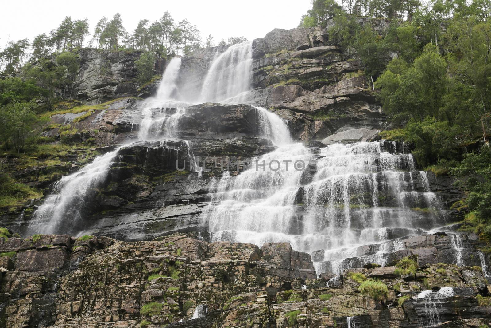 The Tvindefossen waterfall  by Kartouchken