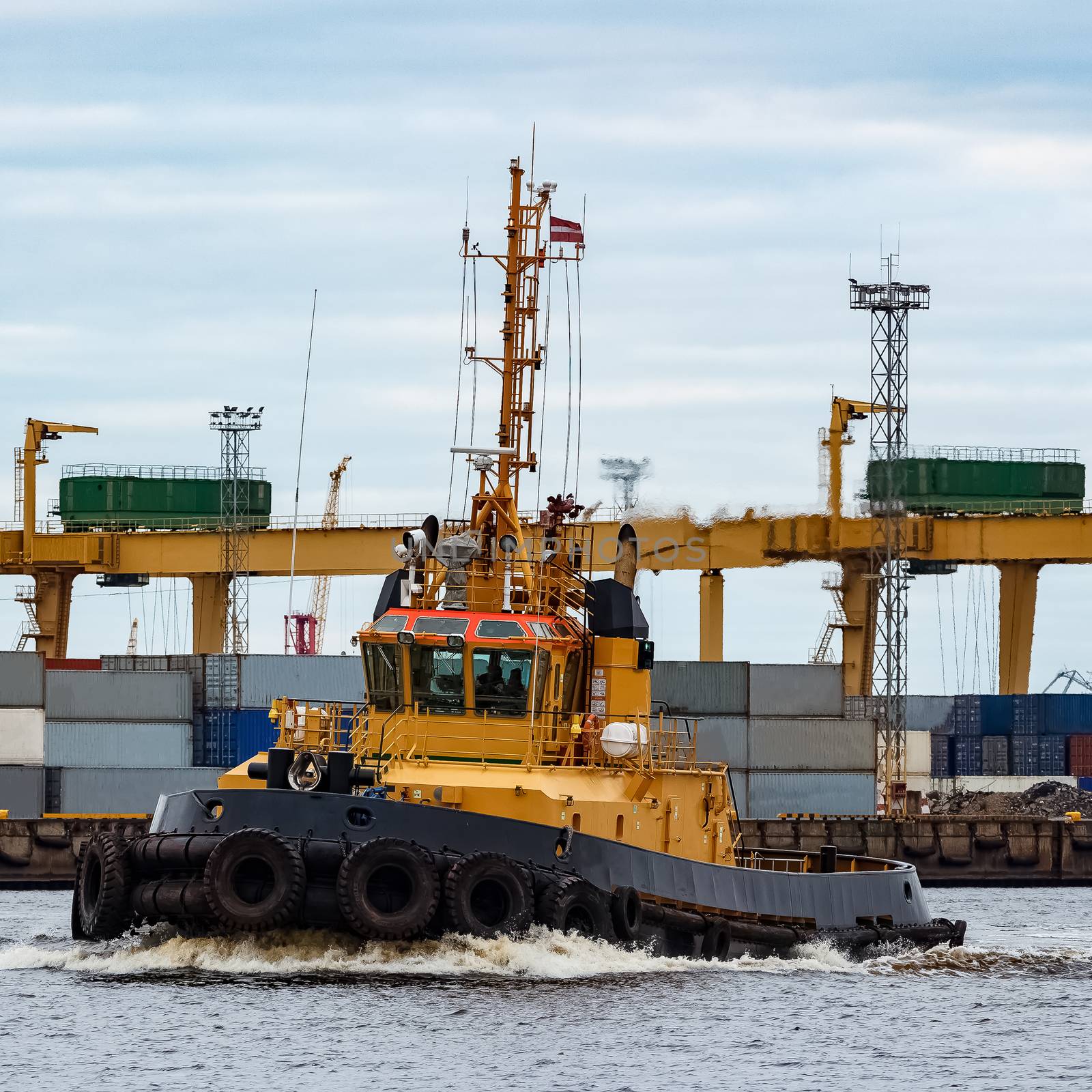 Tug ship in port by sengnsp