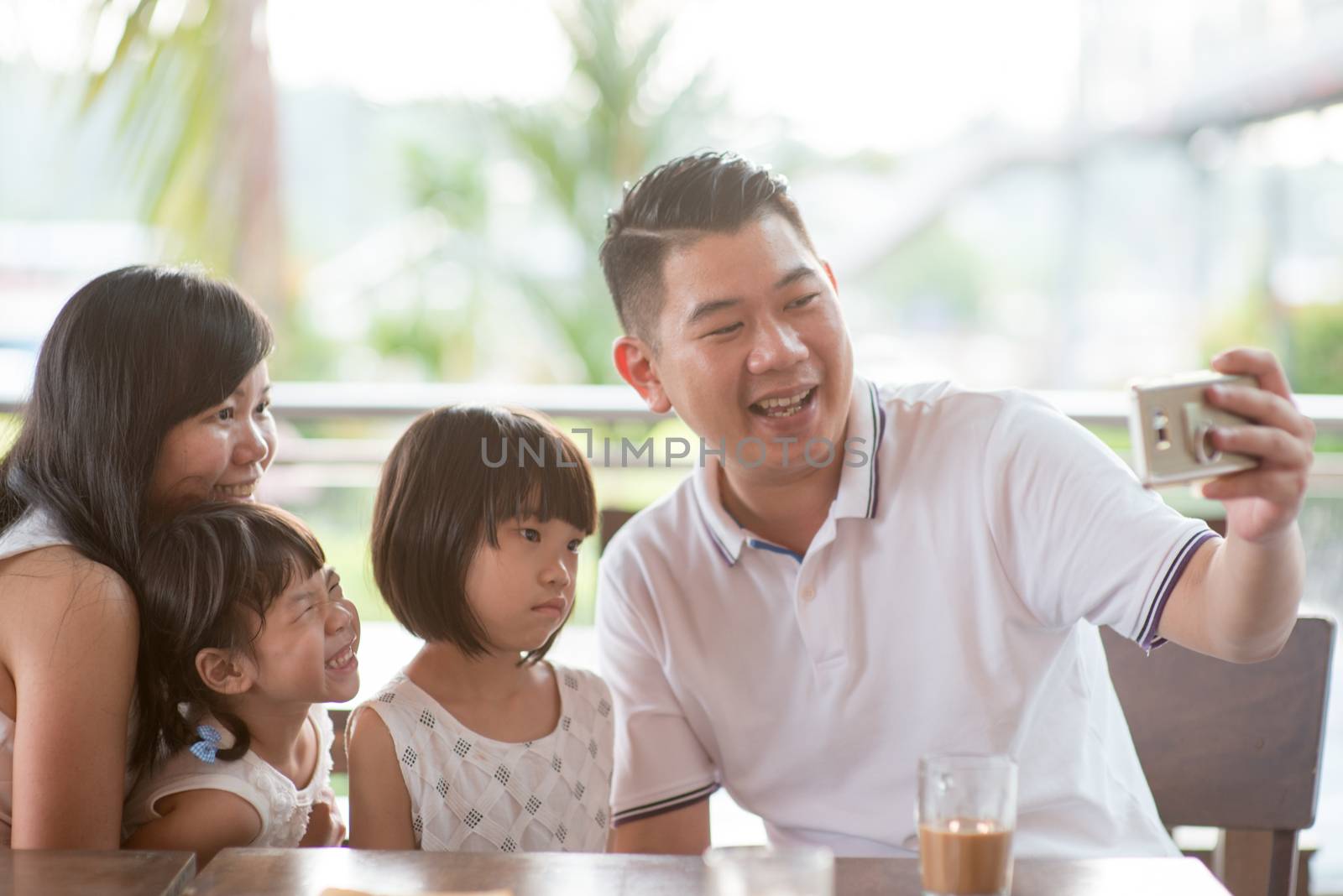 Family taking selfie by szefei