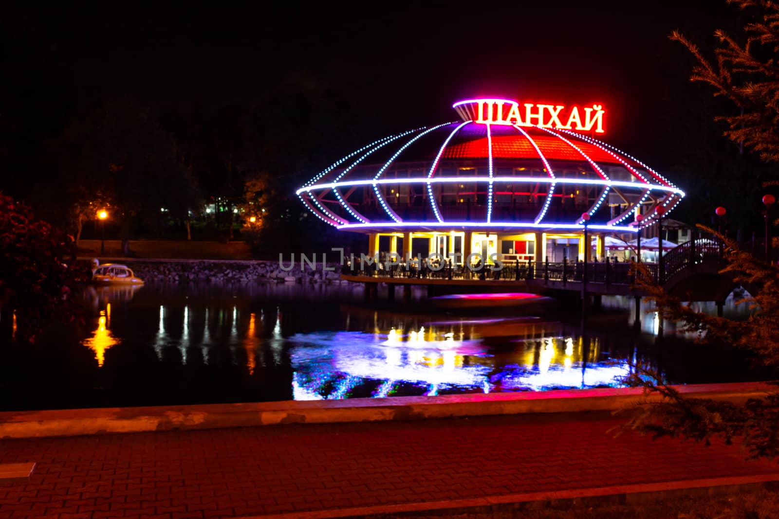 Night city landscape. City ponds Khabarovsk in the light of lanterns, which are reflected in the water.