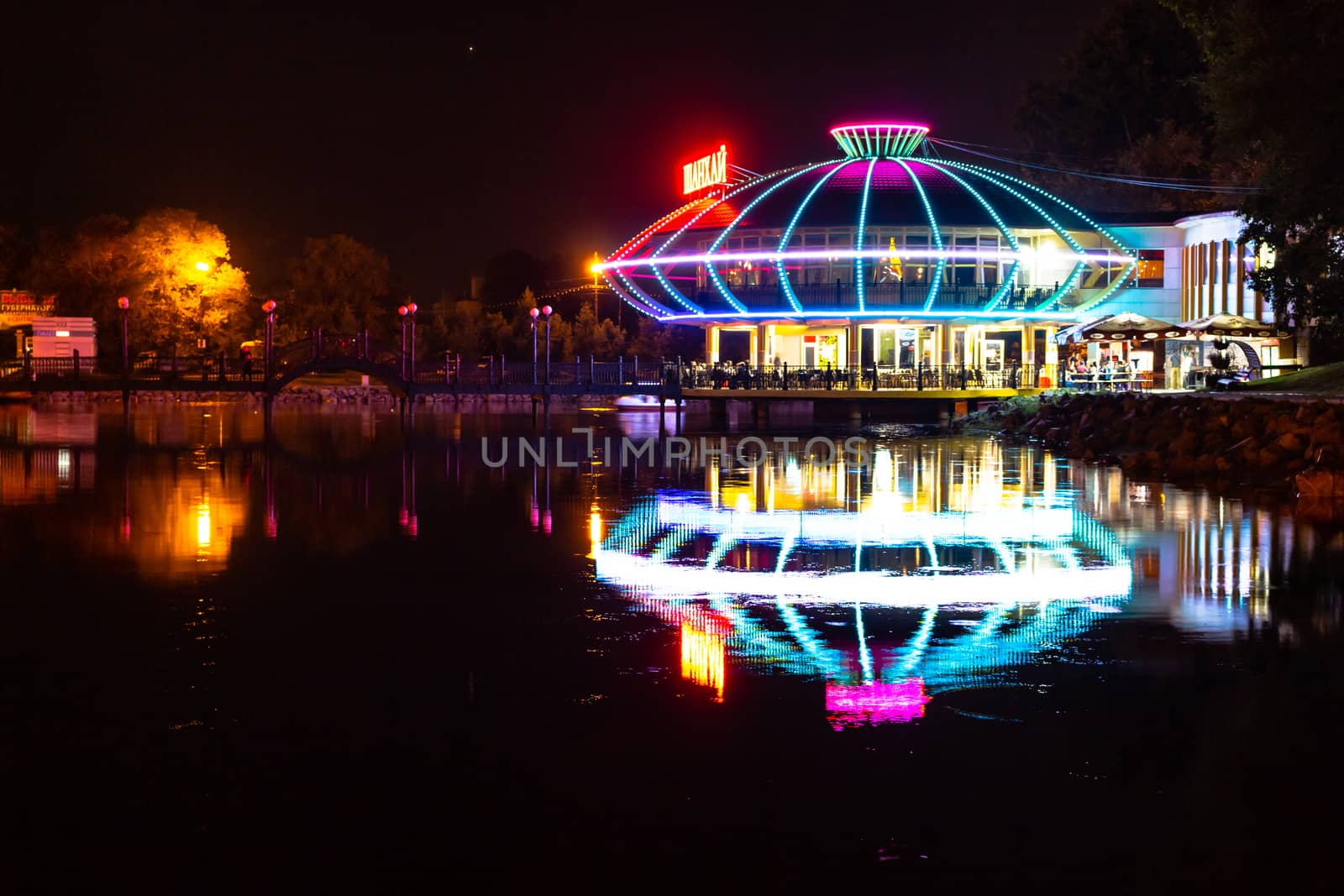 Night city landscape. City ponds Khabarovsk in the light of lanterns, which are reflected in the water.