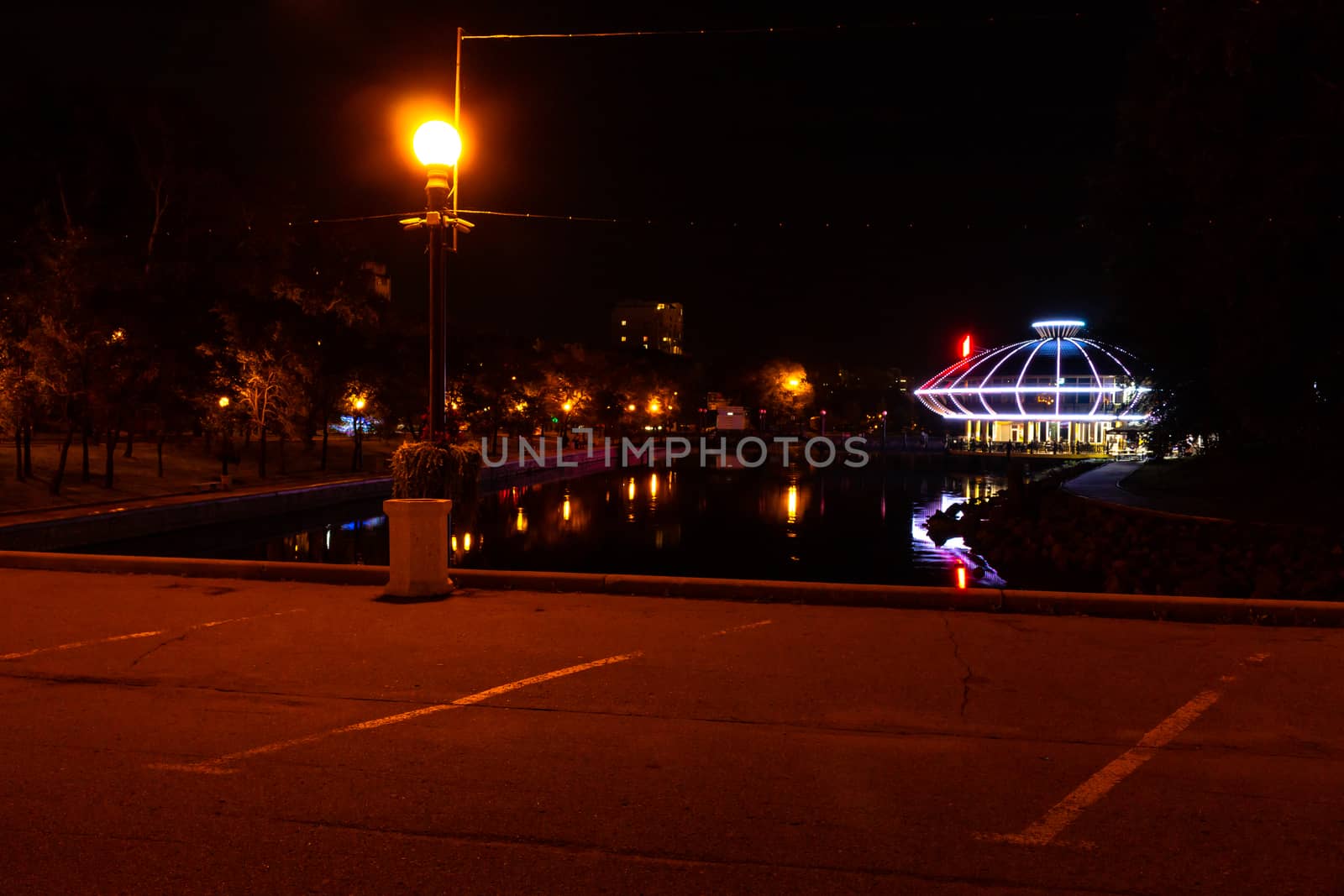 Night city landscape. City ponds Khabarovsk in the light of lanterns, which are reflected in the water.