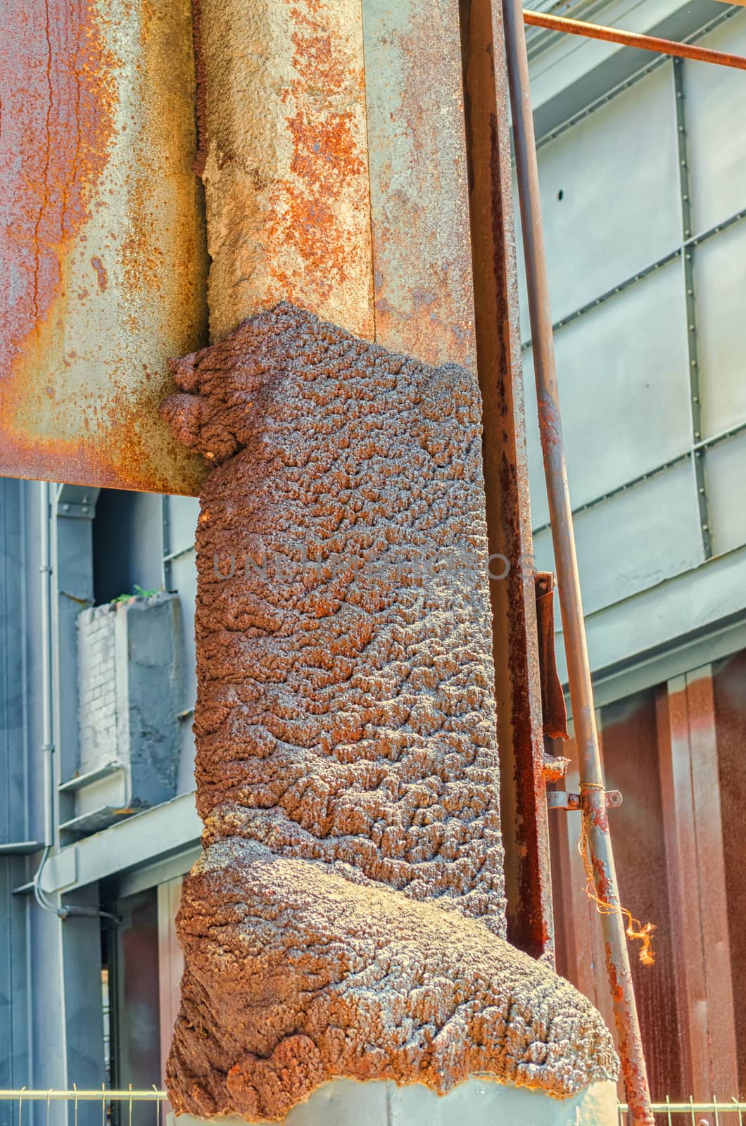 Molten iron, metal solidifies on a iron pillar