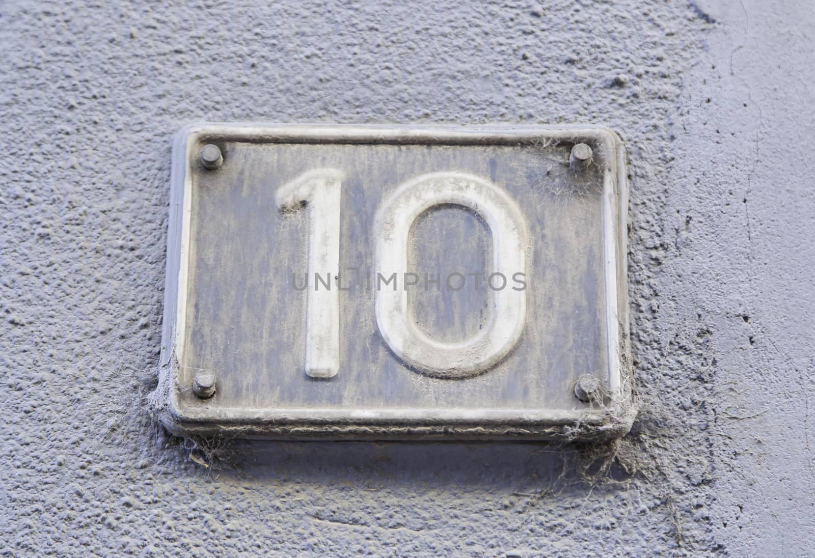 Number ten on the wall of a house by esebene