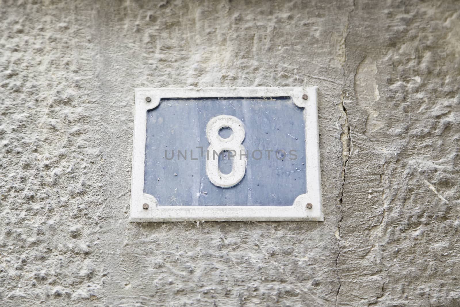 Number eight on the wall of a house, detail of a number of information, even number