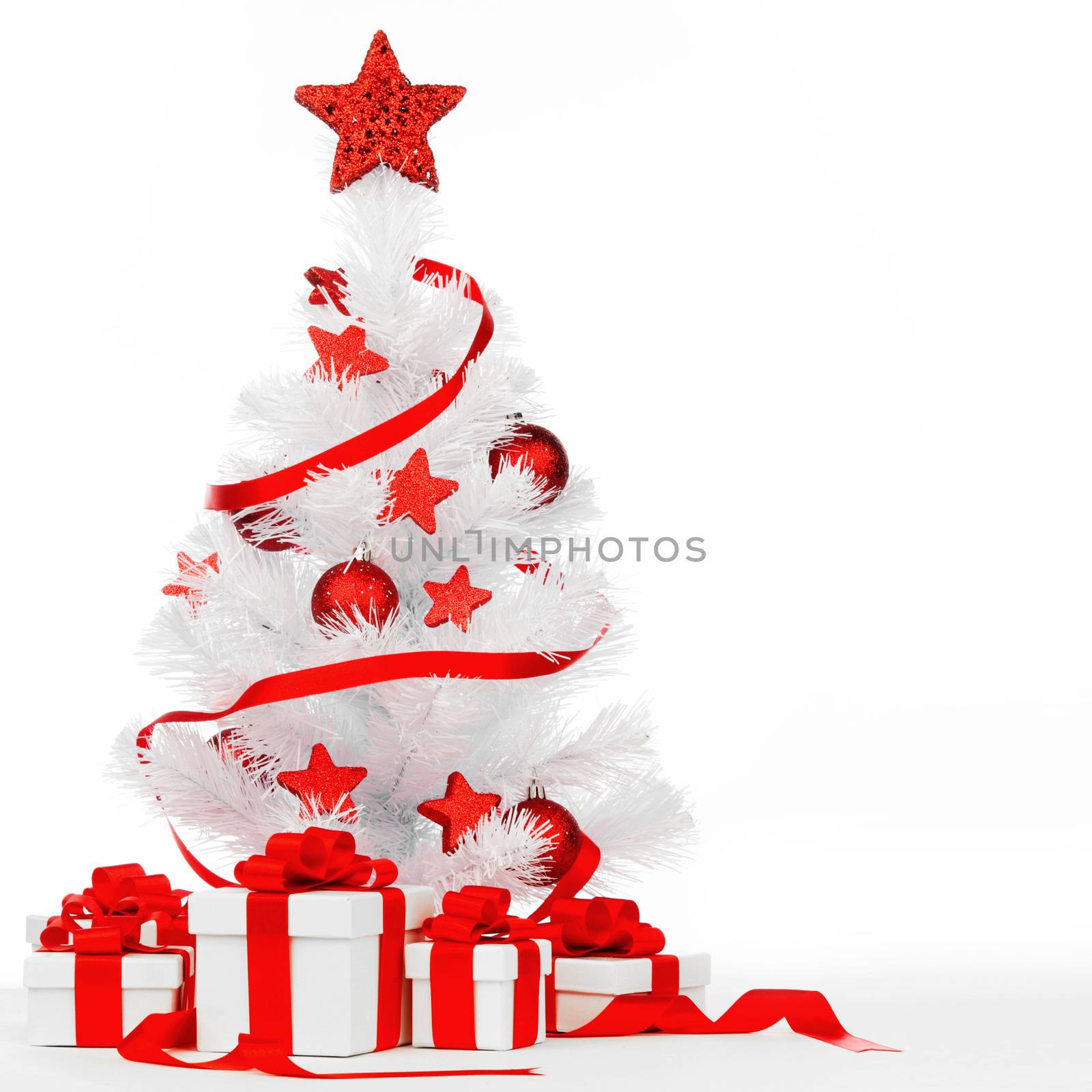 Christmas tree with red decor by Yellowj