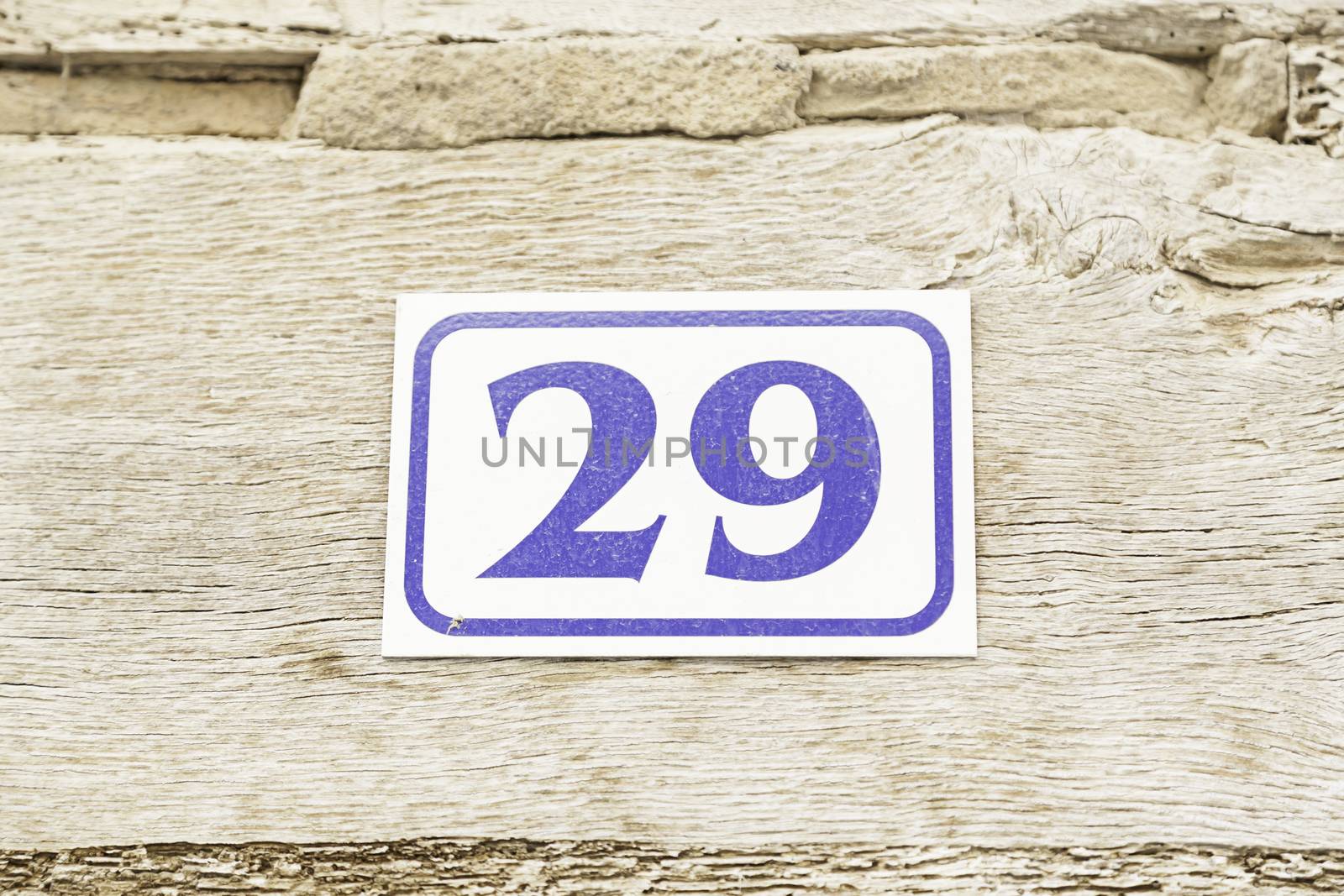 Number twenty-nine in a wall by esebene