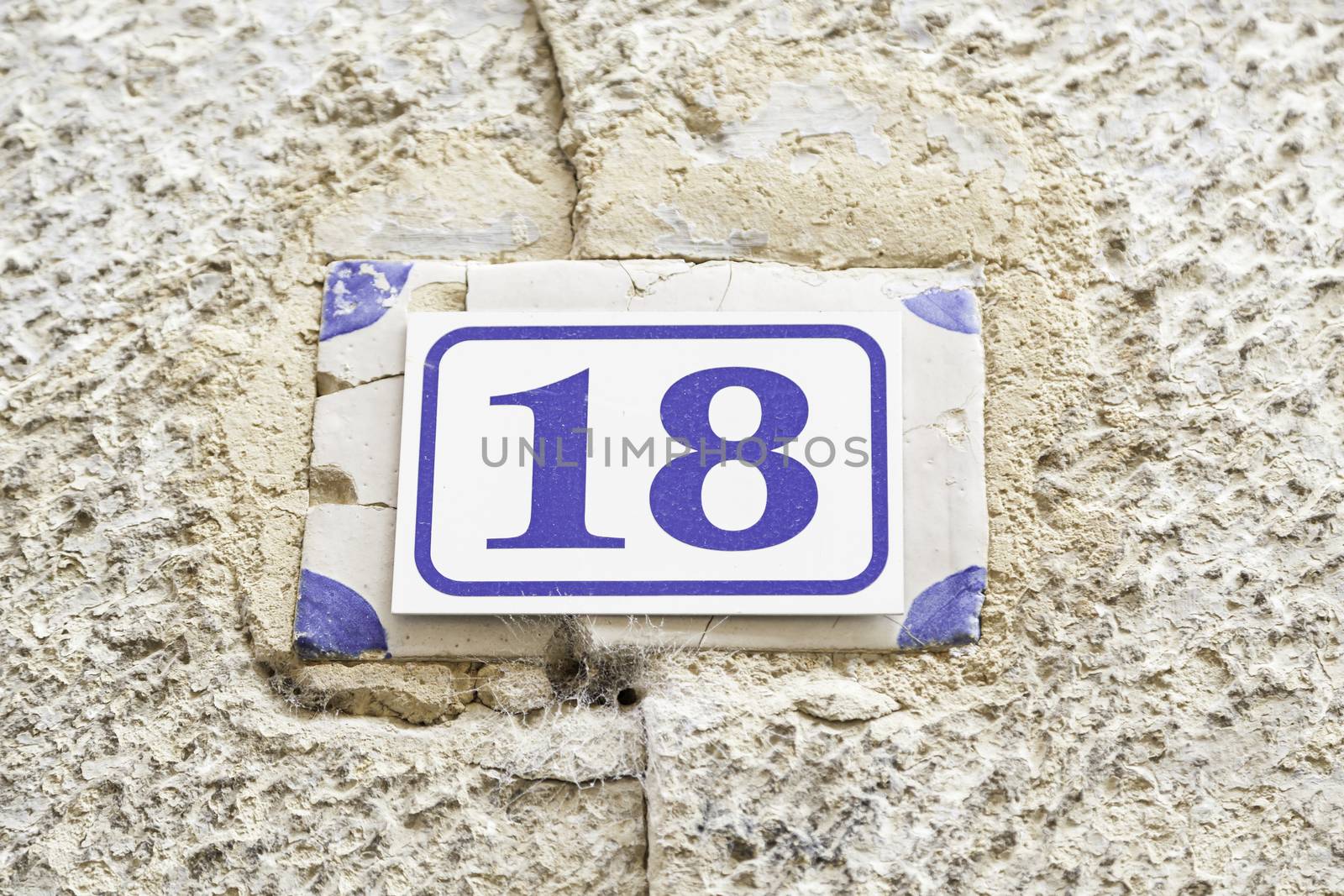 Number eighteen on a wall by esebene