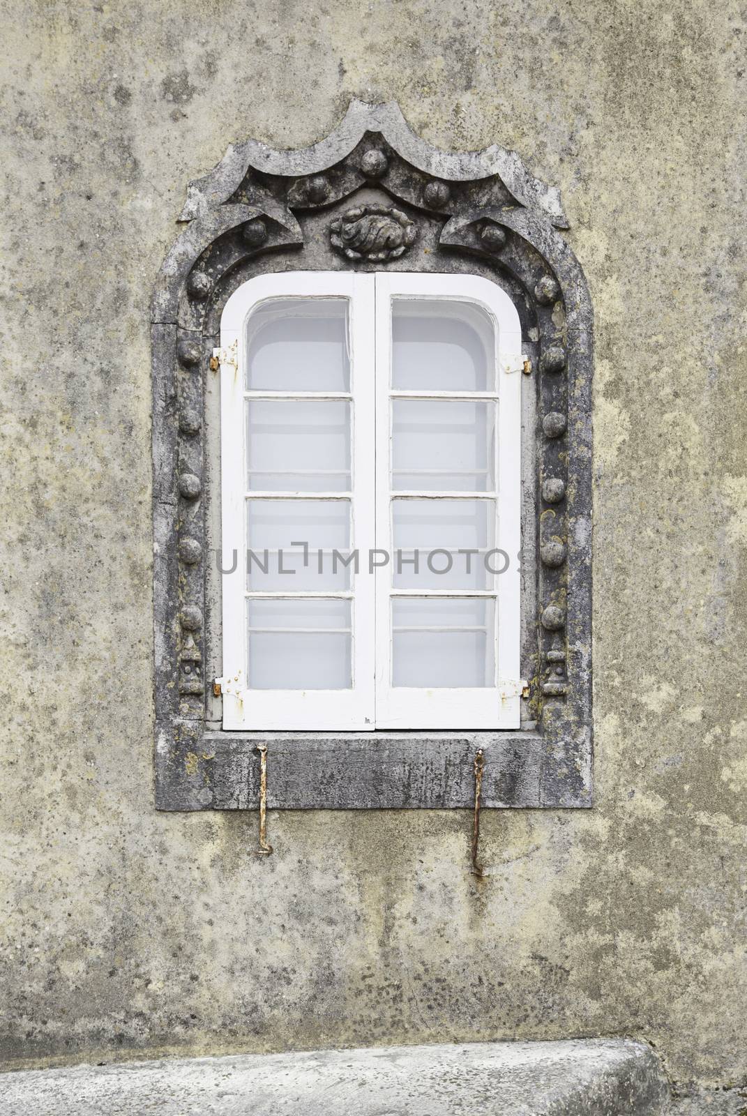 Old facade with typical tiles from Lisbon by esebene