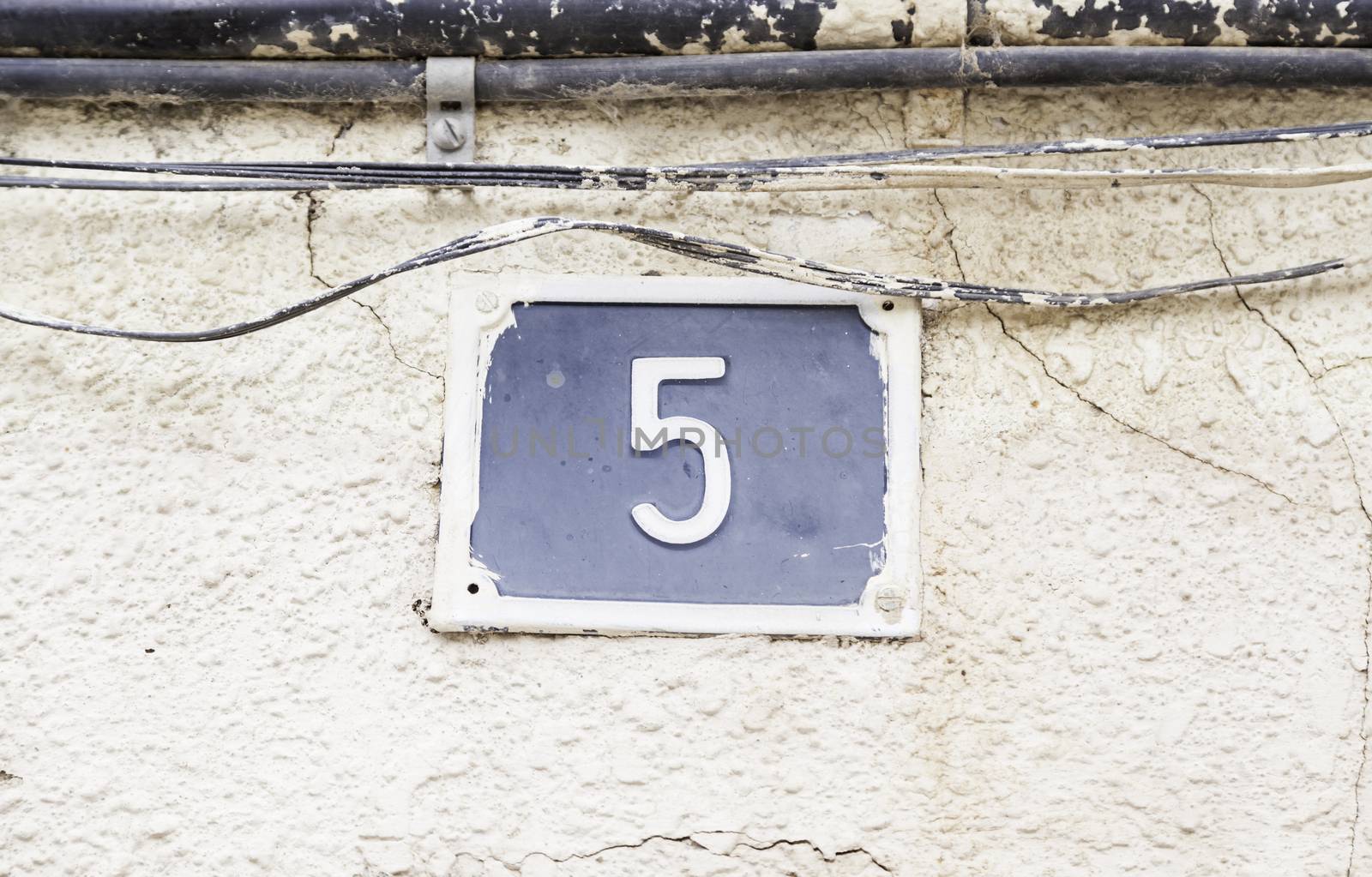 Number five in a wall by esebene