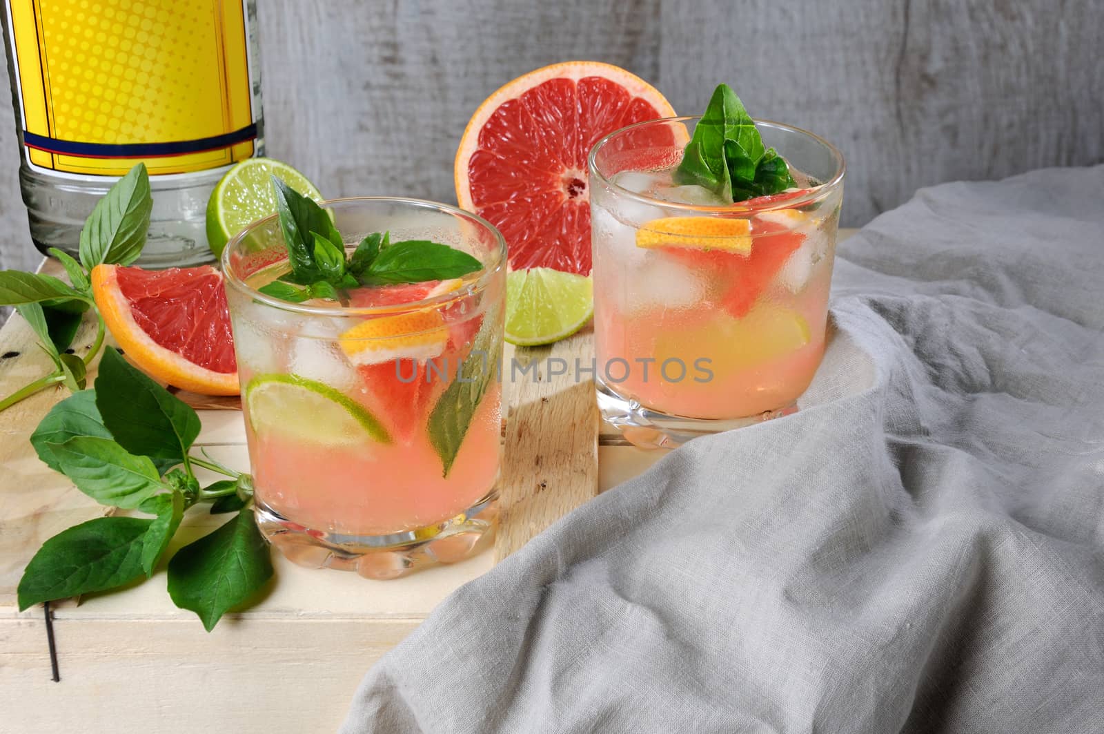cocktail of gin and grapefruit by Apolonia