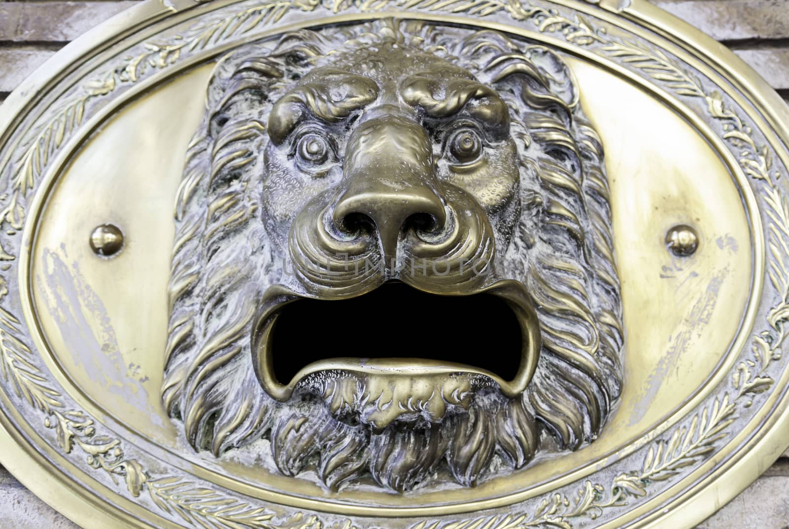 Lion head fountain by esebene
