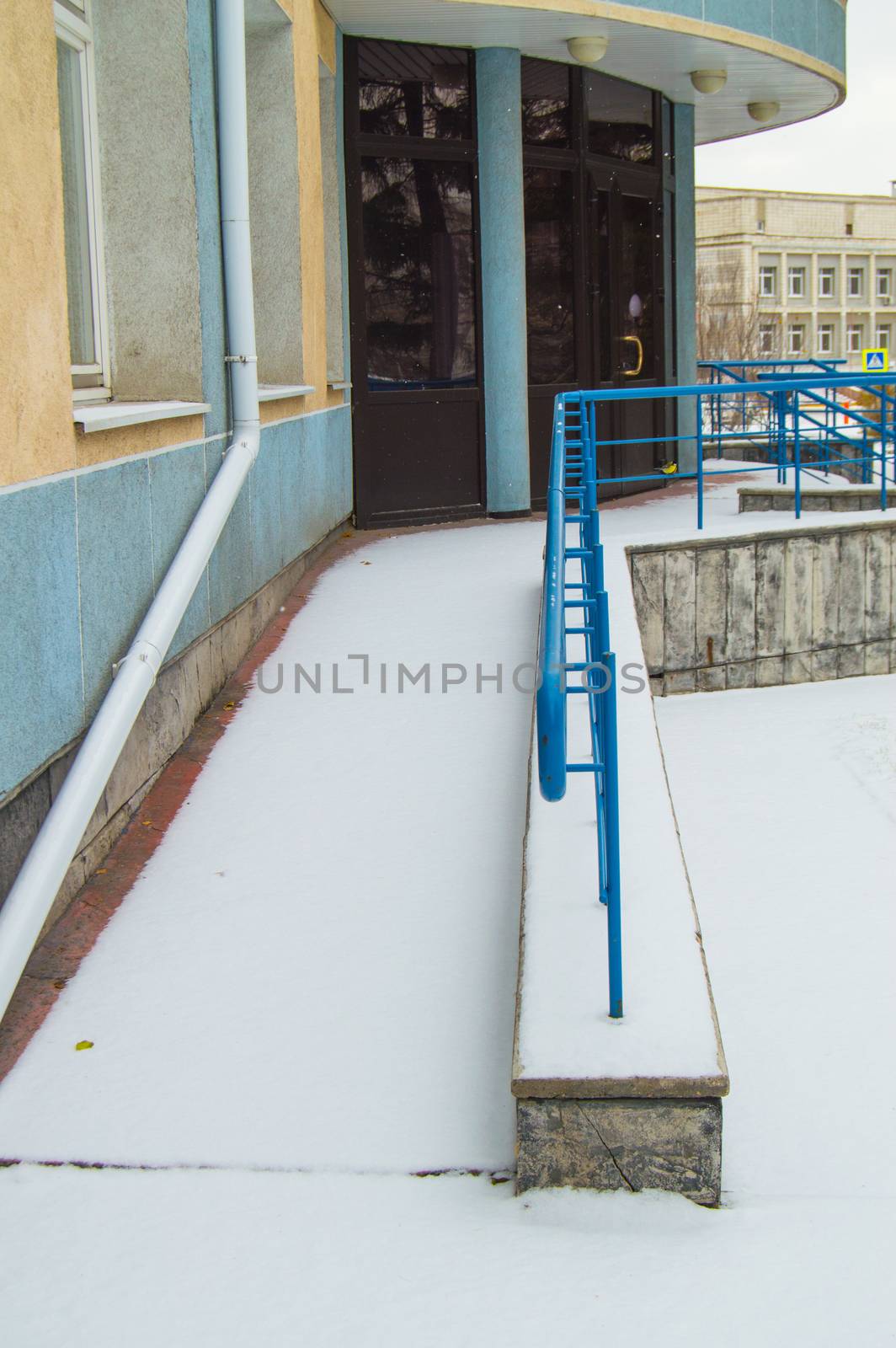 The ramp is covered with the first snow installed for the movement of people with disabilities at any time of the year.