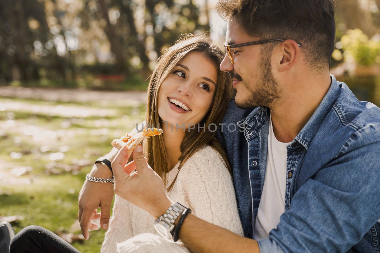 Couple eating pizza by Iko