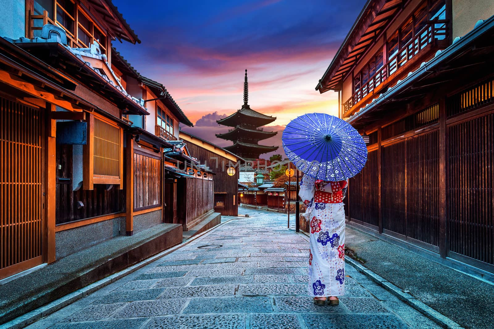 Asian woman wearing japanese traditional kimono at Yasaka Pagoda by gutarphotoghaphy