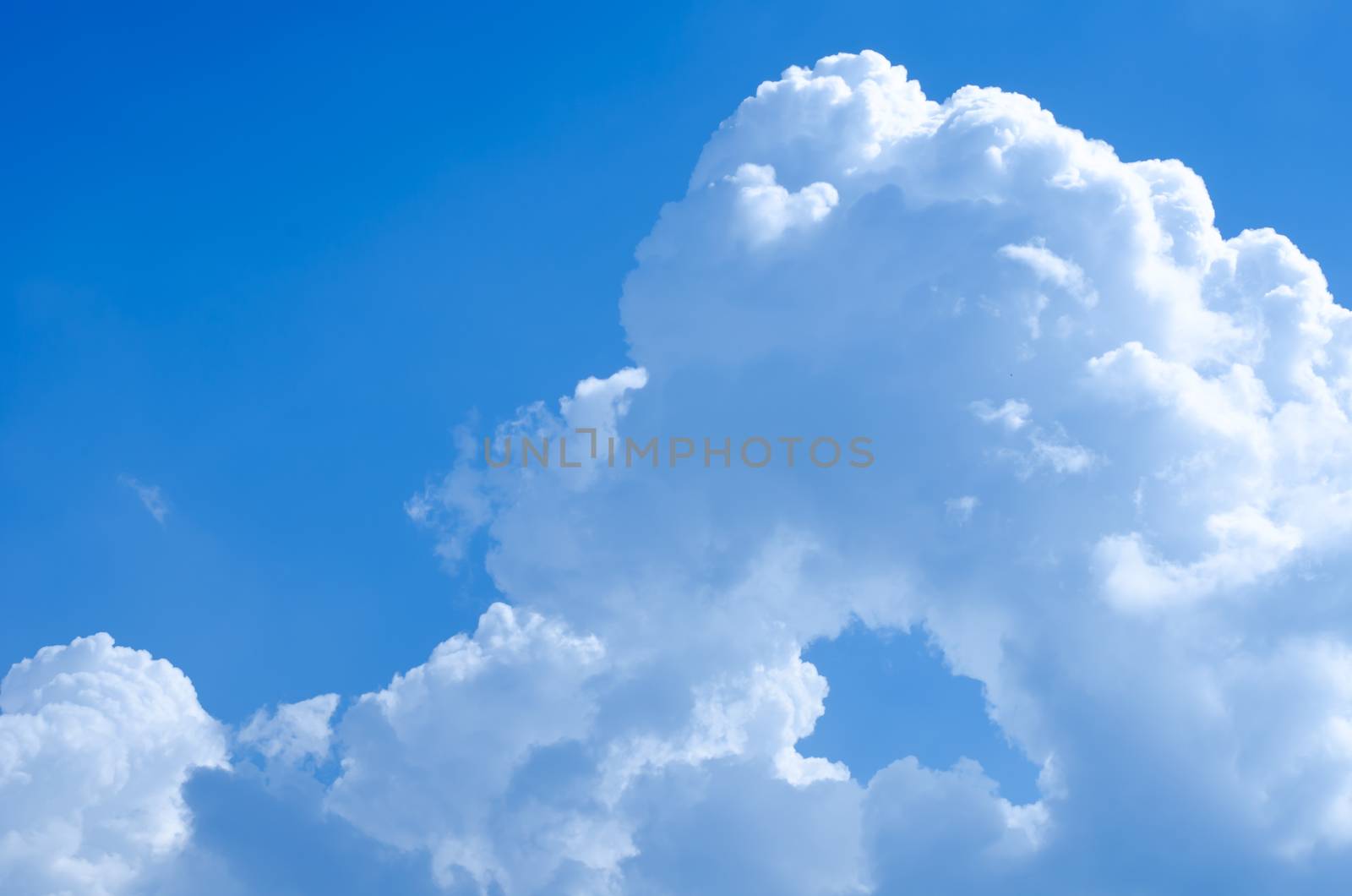 clouds in the blue sky