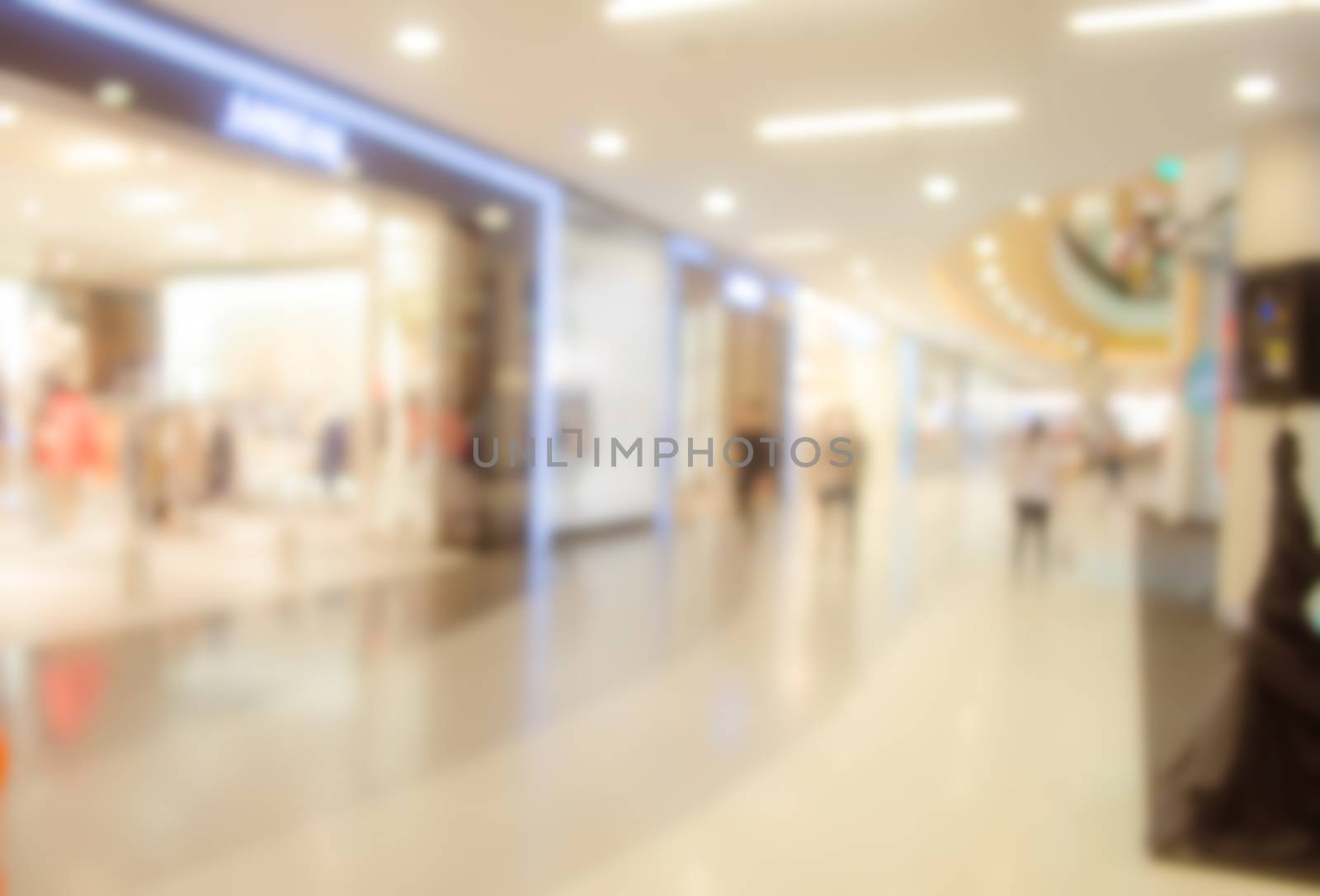 Blur the people in shopping mall.