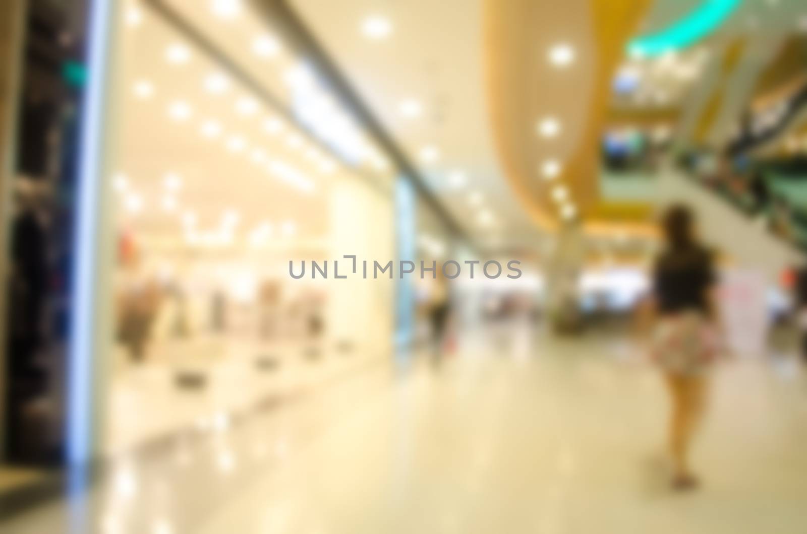 Blur the people in shopping mall.