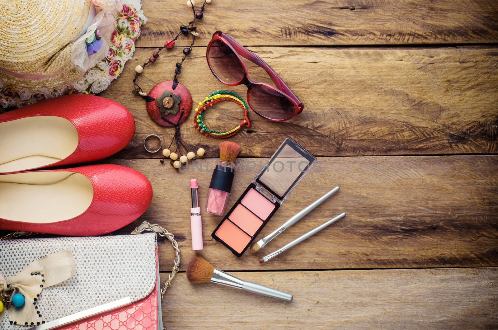 Equipment tour of the girl, cosmetics, accessories, make-up, the shoes, the smart phone, bag, hat ready to travel.