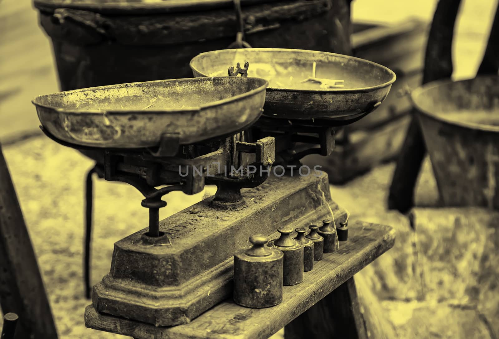 Old weighing scale by esebene
