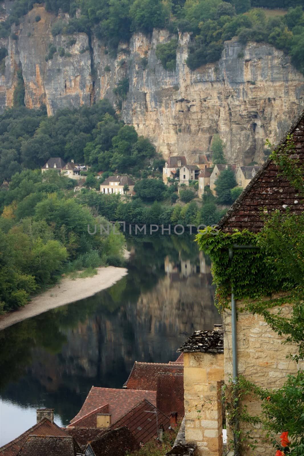  The medieval  village of La Roque Gageac reflecting in Dordogne river