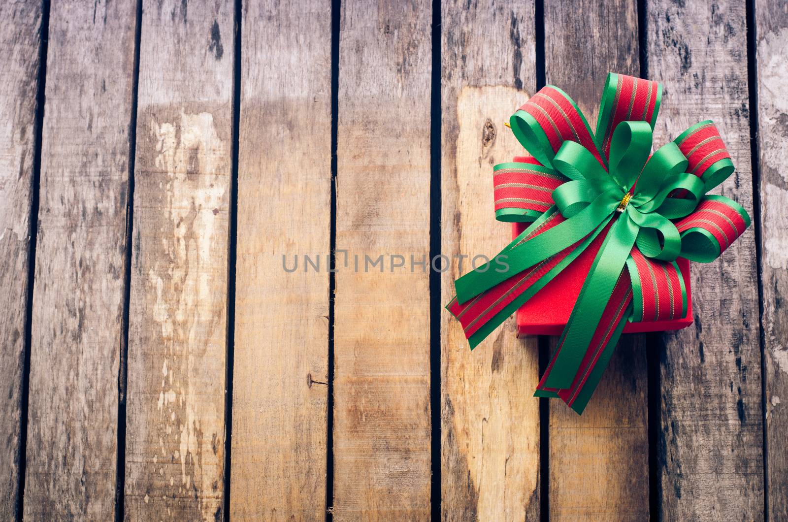 hands holding gift on wooden table.