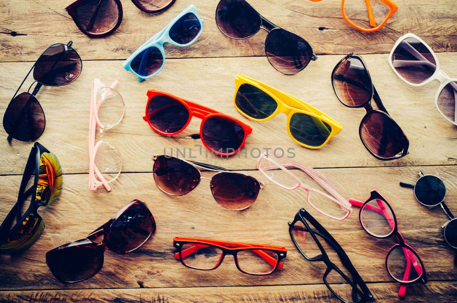 Many sunglasses fashion and eyeglasses on the wood