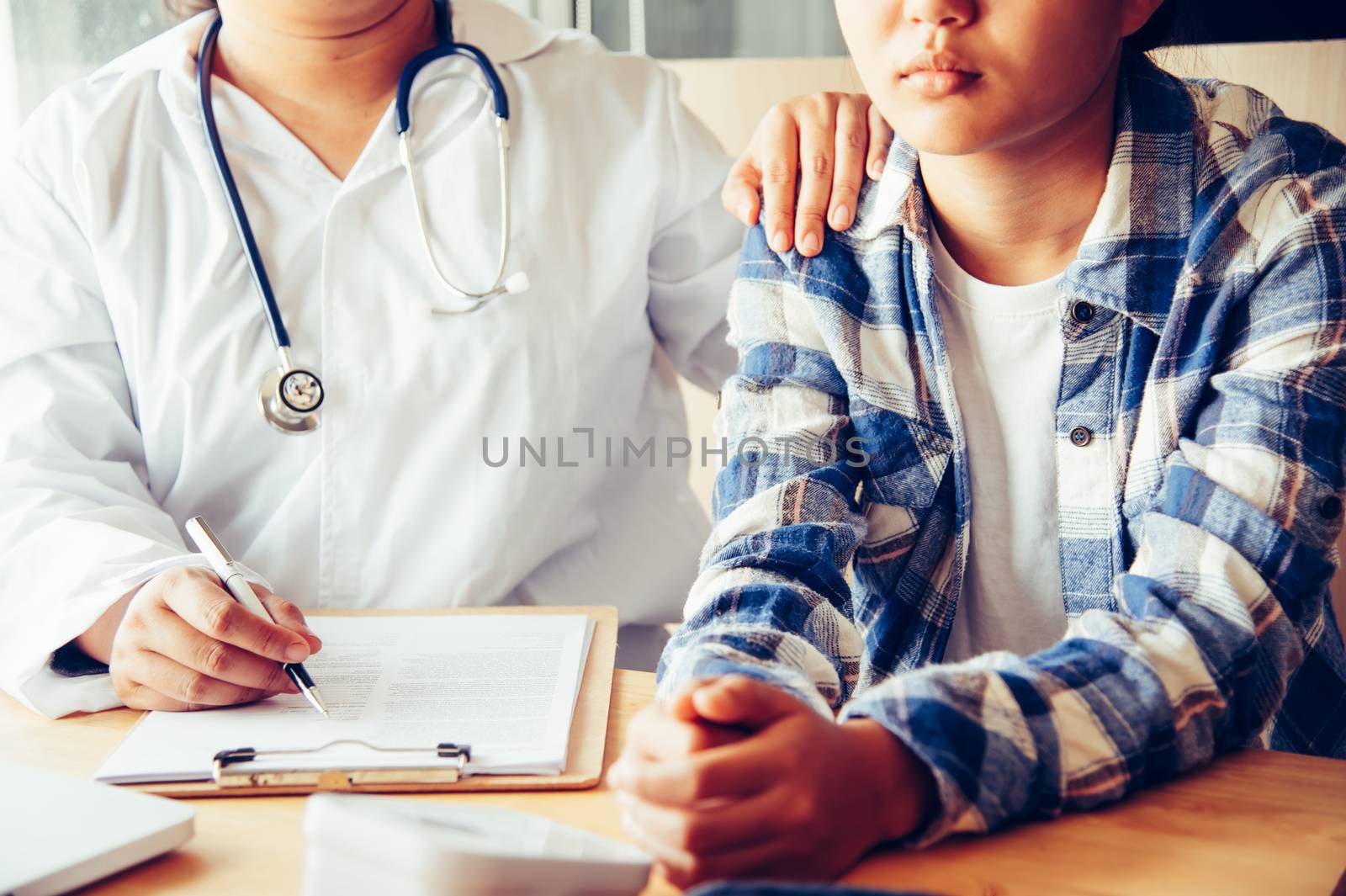 The doctor is discussing with the patient after a physical examination of the results and treatment guidelines.