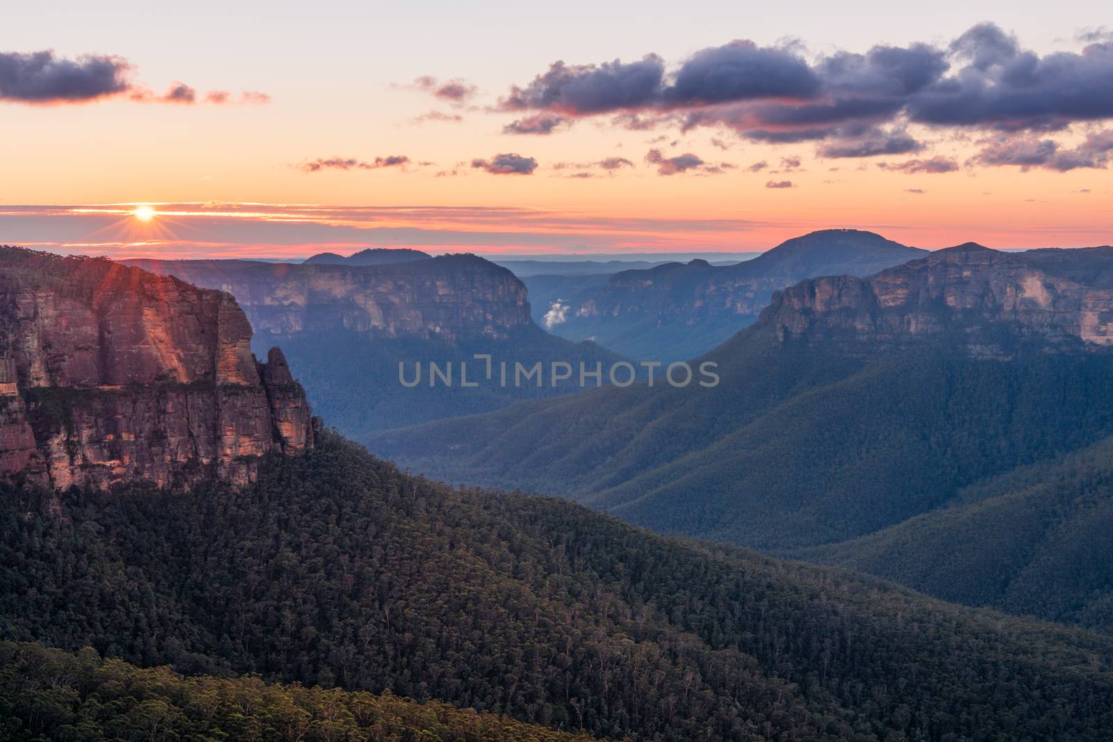 Govetts Leap views across the Grose Valley by lovleah