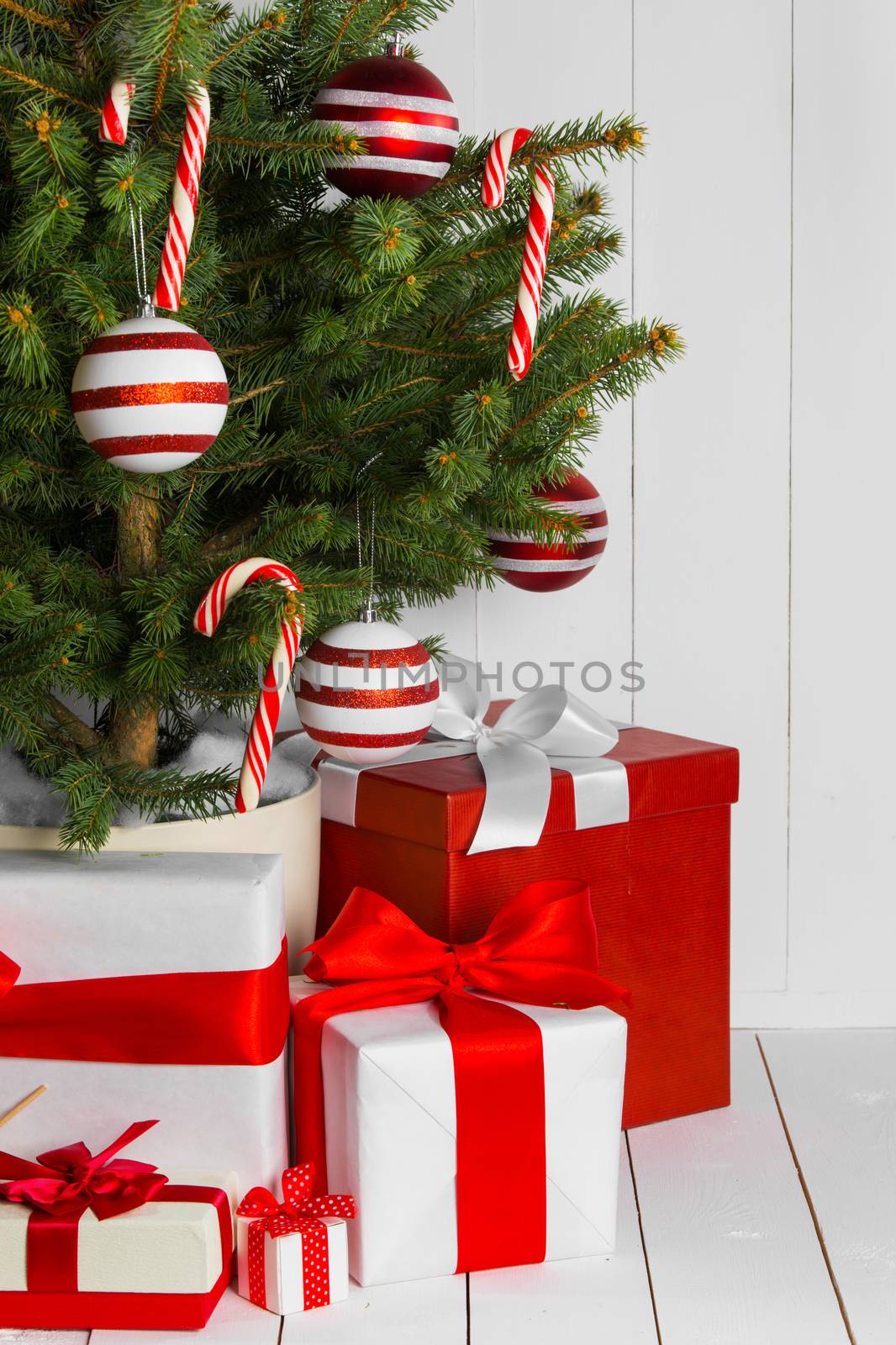 Merry christmas card with decorated christmas tree and gifts