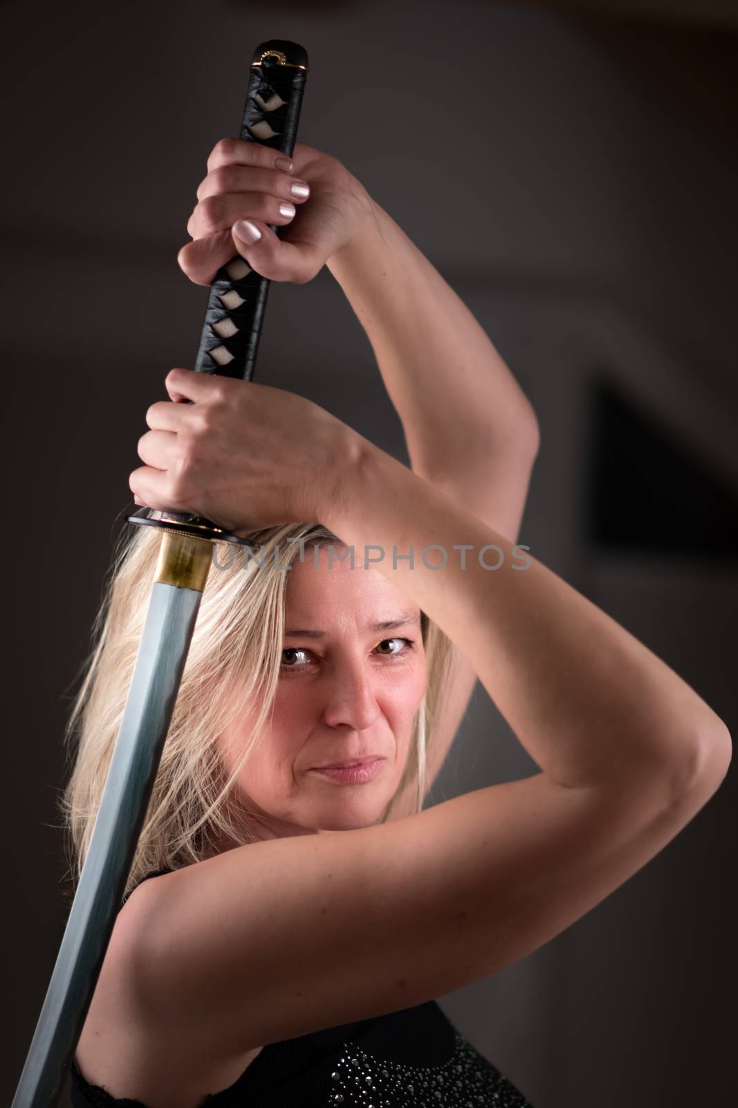 Female fighter with sword by w20er