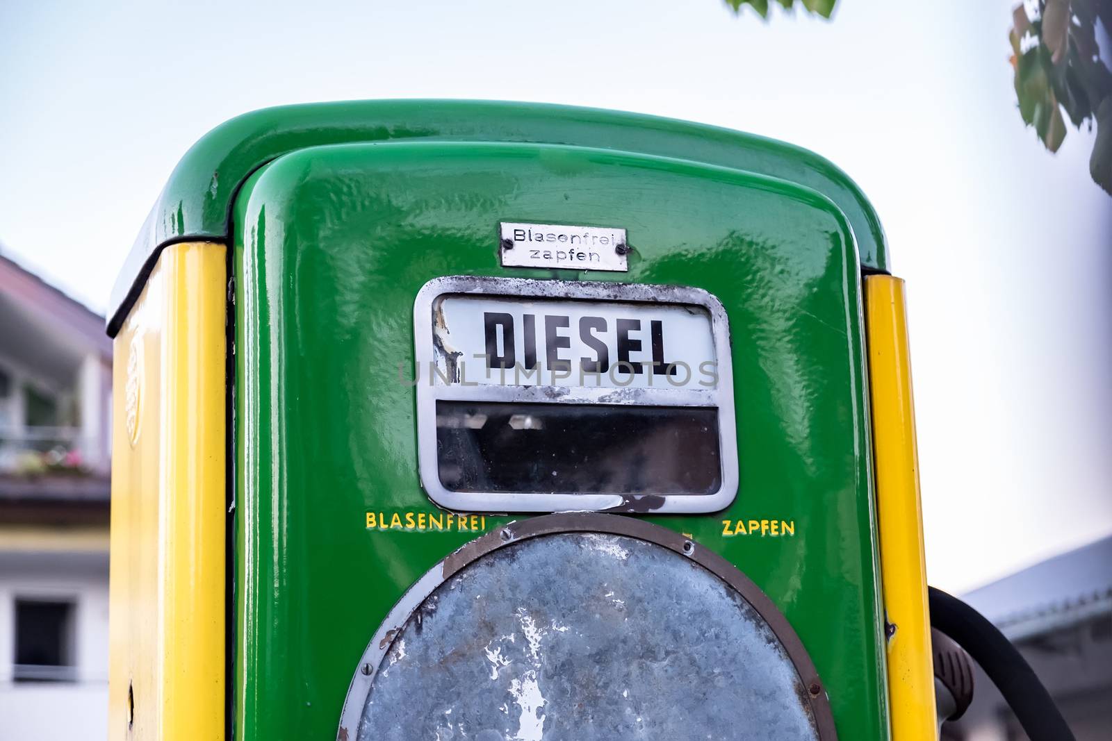 Historic green and yellow fuel dispenser for diesel petrol with German text "Blasenfrei zapfen" (engl. Refuel without bubbles)