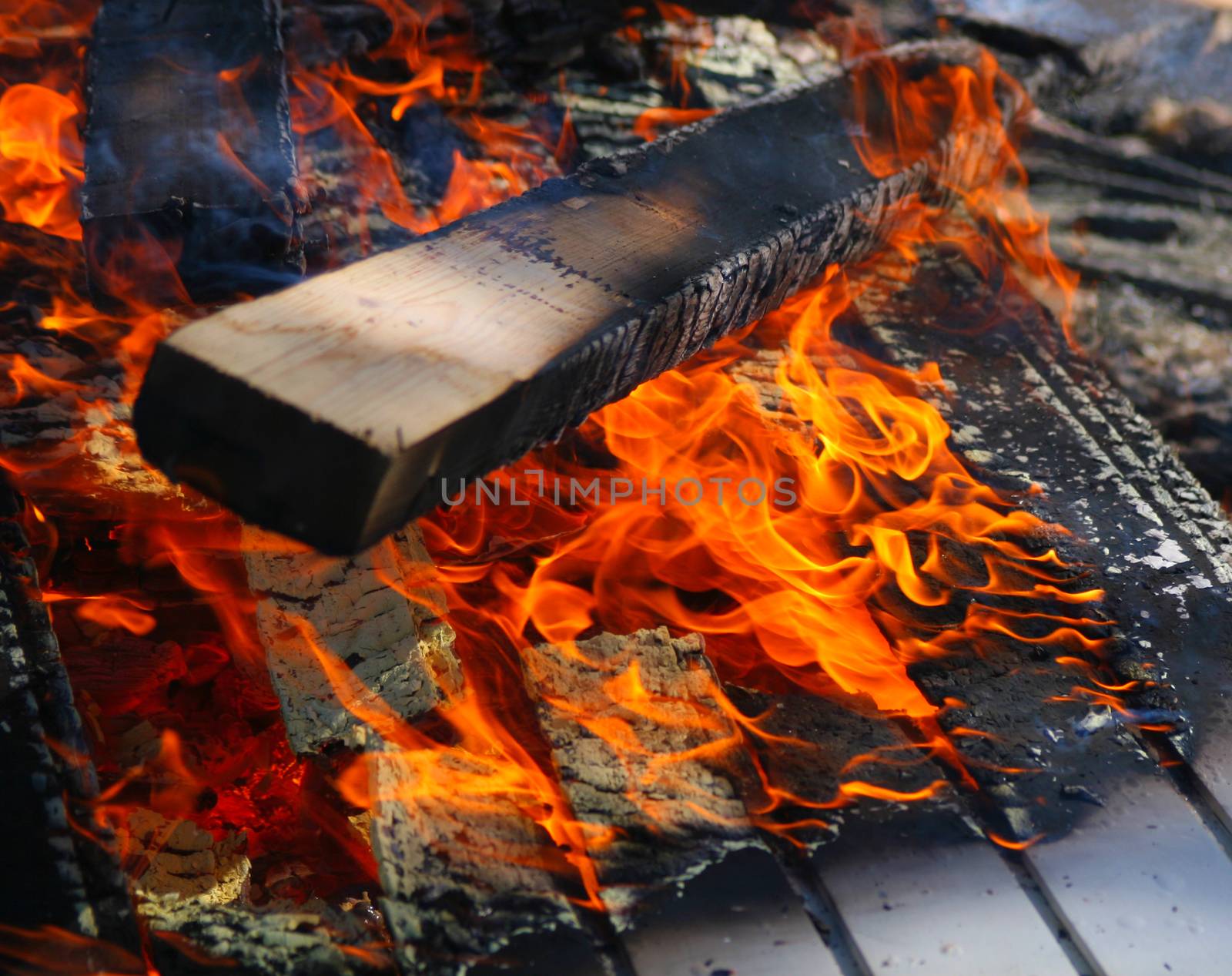 Burning wood by Valokuva24