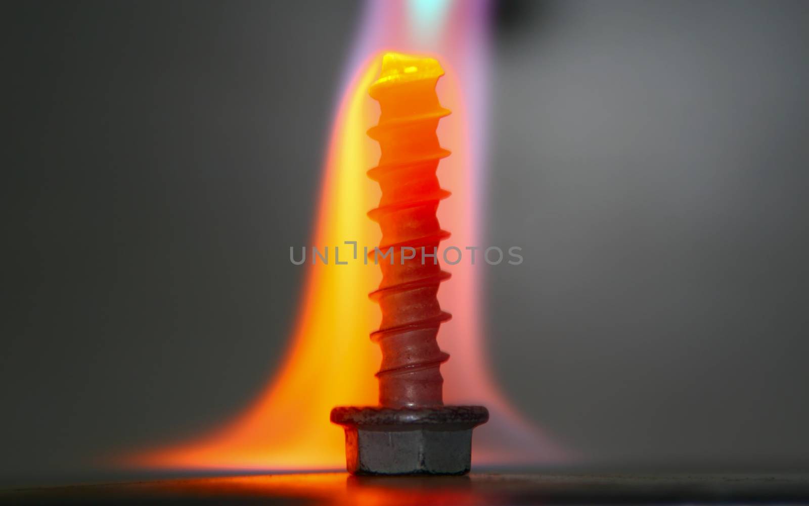 Burning screw by Valokuva24