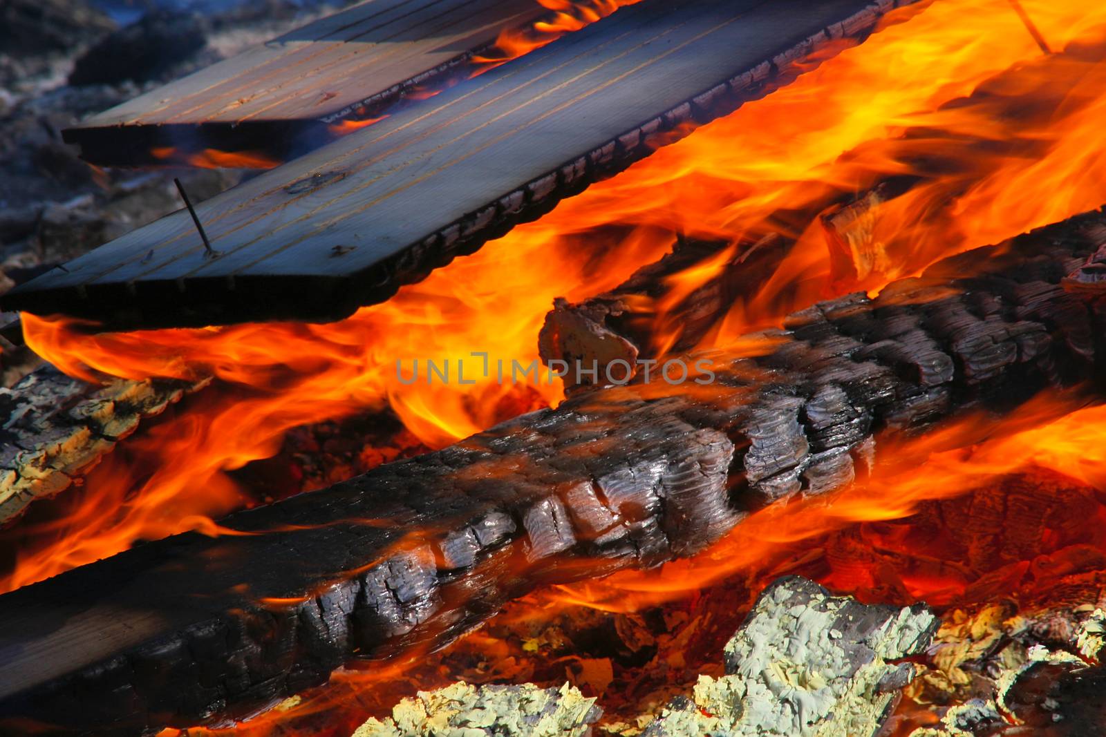 Burning the wood by Valokuva24