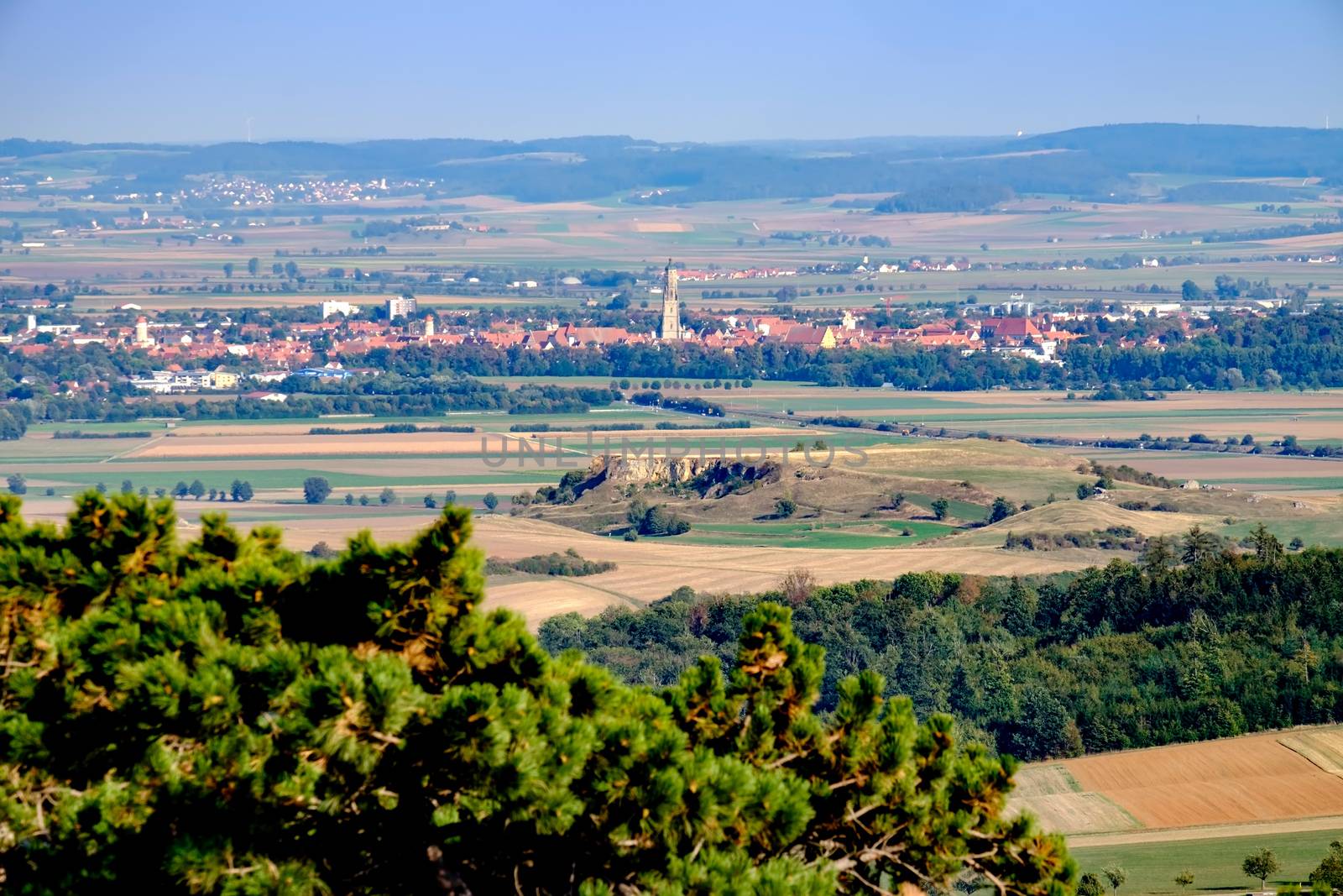 View to the town Noerdlingen by w20er