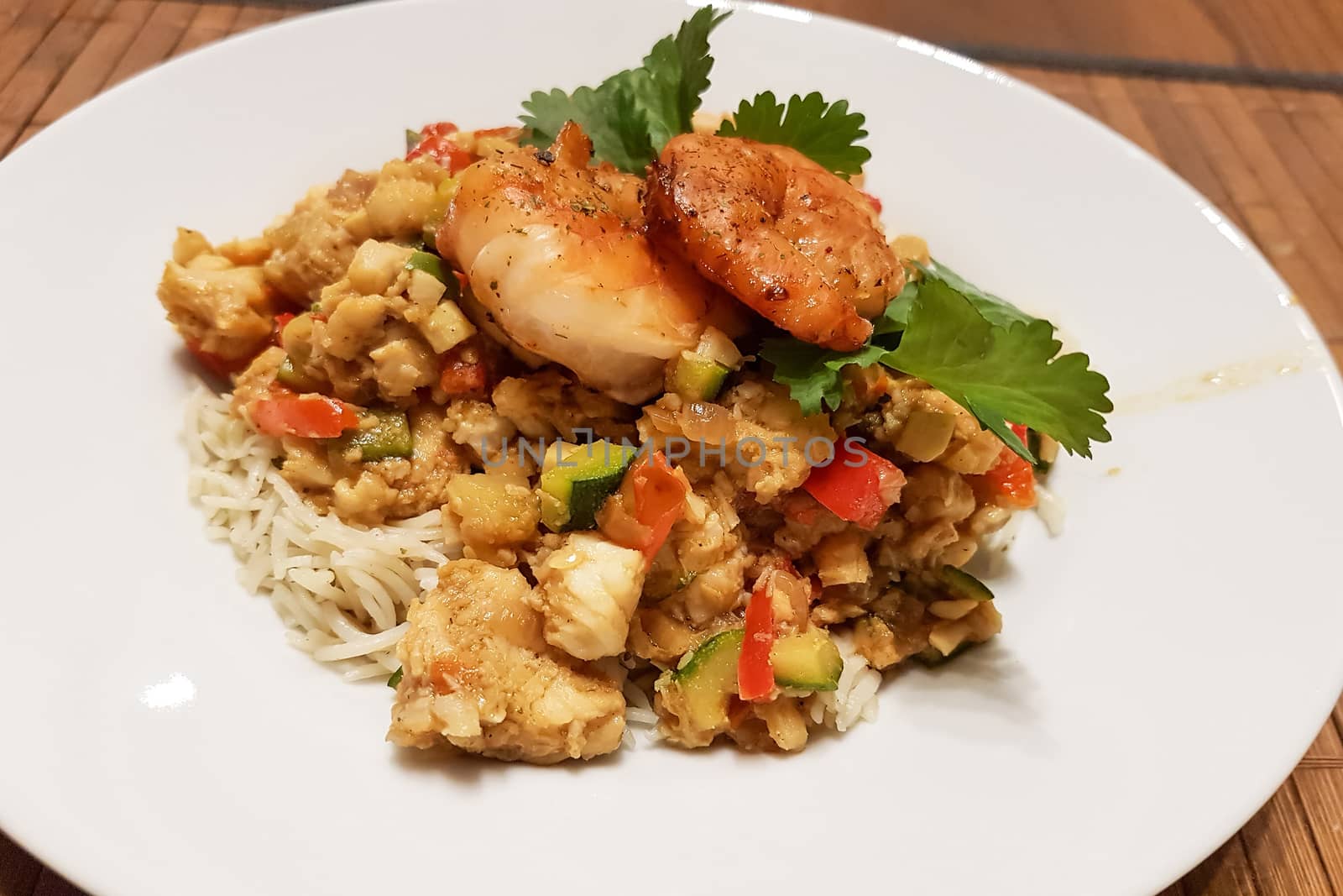 Prawns with rice noodles and vegetables