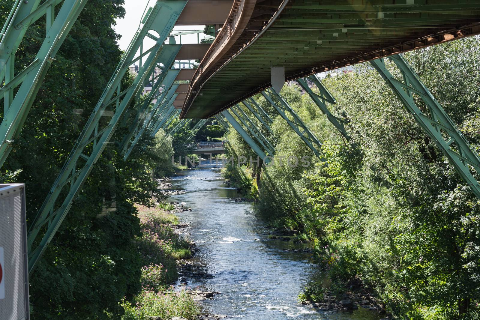 The supporting framework of the Wuppertaler suspension railway consists of a steel framework with inclined supports and suspended steel bridges so-called Rieppelträger. 