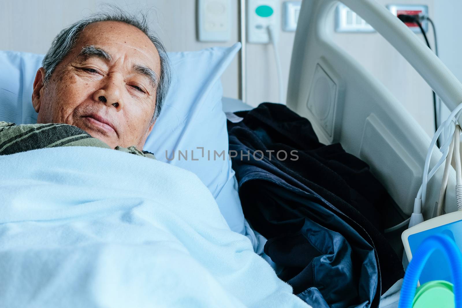 Elderly patients in hospital bed by ponsulak