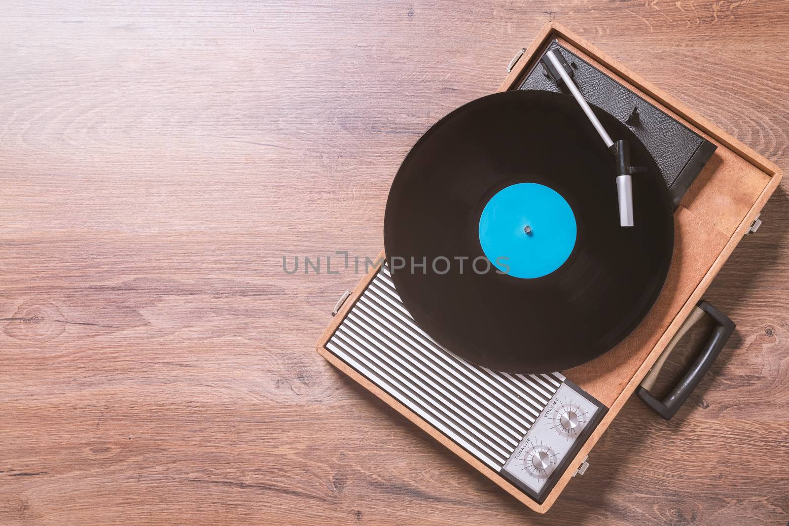 Vintage Gramophone with a vinyl record by Robertobinetti70