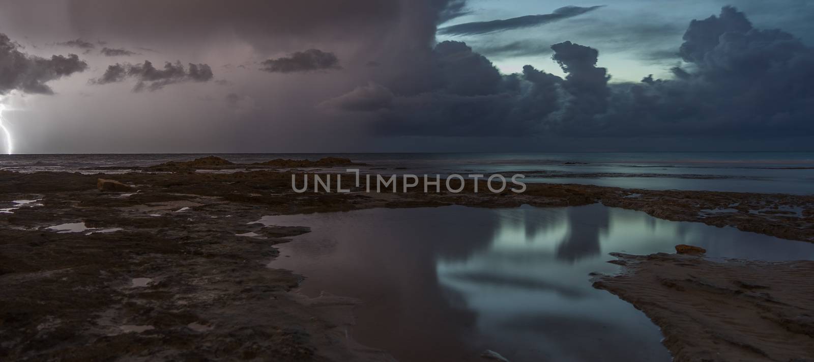 Lightning and clouds on sescape by javax