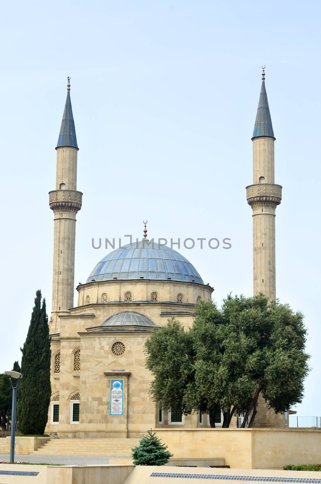 The Shahid mosque-mosque,located in the capital of Azerbaijan,in the city of Baku,in the Shahid Alley.The mosque was built by Turkey.