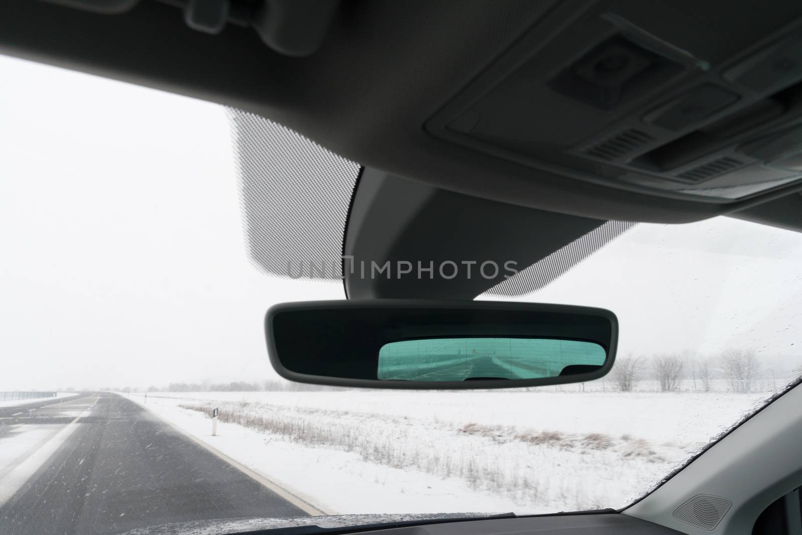 Image of a driving mirror of a car in winter
