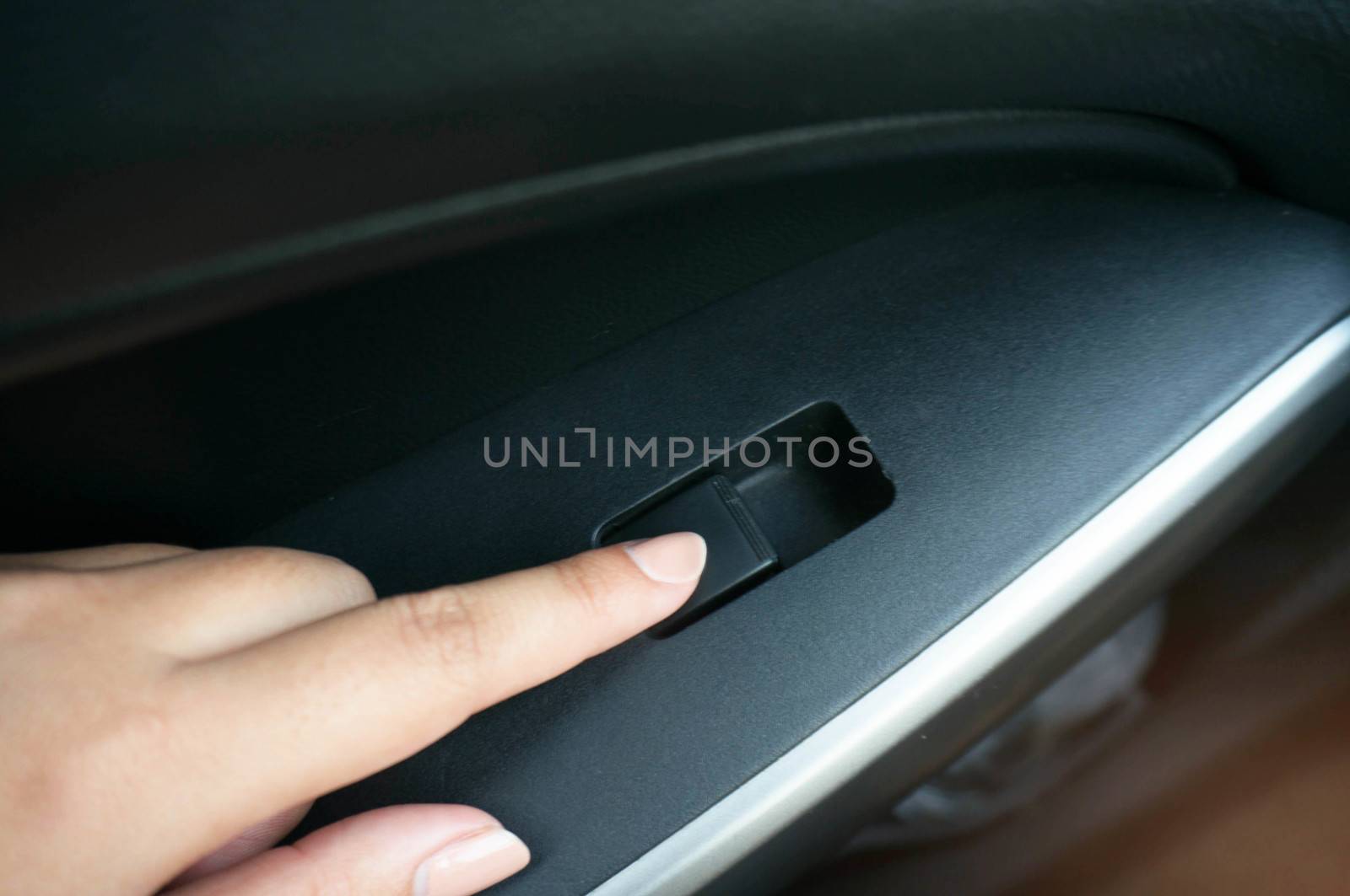 pressing button controlling window in car by peandben